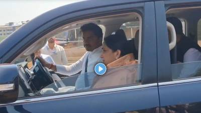 सुनेत्रा पवारांच्या गाडीतील शासकीय चालकाला उतरवून अनिकेत तटकरेंनी चालवलं वाहन