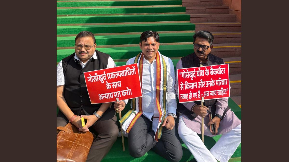 Bhandara MP Prashant Padole protests on Lok Sabha steps over Gosekhurd dam injustice