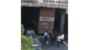 Container stuck in grade separator at Morwadi Chowk Pimpri causes massive traffic jam on Pune Mumbai highway