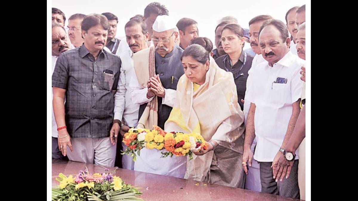 Deputy Chief Minister Sunetra Pawar paid tributes by laying a wreath at the tomb of former Deputy Prime Minister Yashwantrao Chavan in Karad on Monday