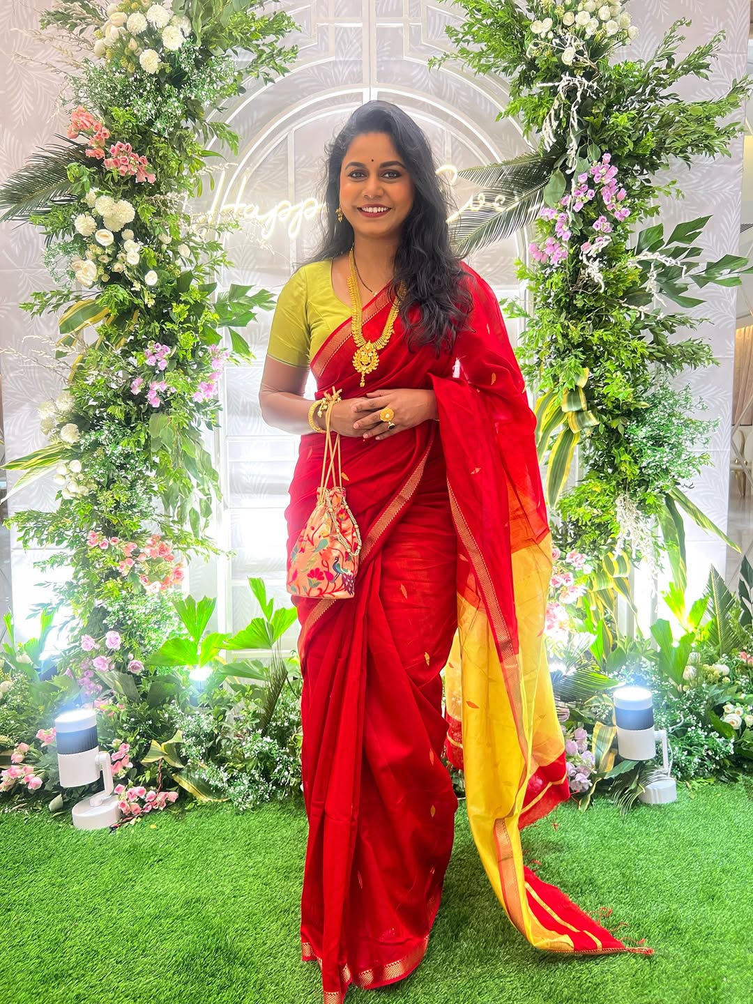 Hemangi Kavi Red Maheshwari Saree Look