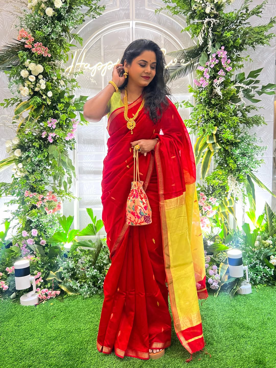 Hemangi Kavi Red Maheshwari Saree Look