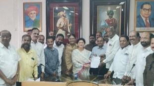 Kolhapur Extension Action Committee submitted a memorandum to Mayor Ruparani Nikam