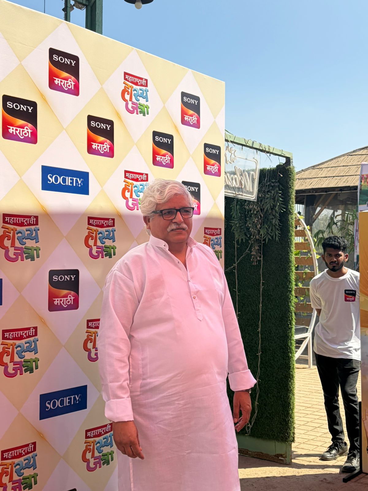 एकमेकांबरोबर मजेशीर खेळ खेळत आणि हास्यविनोद करत या टीमने रंगपंचमीचा आनंद द्विगुणित केला.