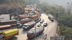 Mumbai Pune Expressway: मुंबई-पुणे द्रुतगती महामार्ग वाहतूक सुरळीत होण्यासाठी लागणार चार ते पाच तास; गॅस दुसऱ्या टँकरमध्ये भरण्याचे काम सुरू