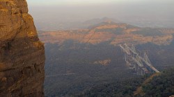 Mumbai Pune Missing Link: मुंबई-पुणे मिसिंग लिंकवरील प्रवास अधिक सुरक्षित; स्फोटके, ज्वलनशील पदार्थ वाहून नेणाऱ्या वाहनांना प्रवेश नाही