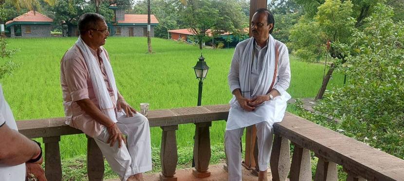 नाना पाटेकरांनी आज अजित पवारांच्या पत्नी सुनेत्रा पवार यांची भेट घेतली. याबाबत ते म्हणाले, सुनेत्रा पवारांचं दुःख आपण घेऊ शकत नाही. कारण त्यांच्यावर दुःखाचा डोंगर कोसळला आहे. तसंच त्यांनी उपमुख्यमंत्री पदाची जबाबदारी स्वीकारली आहे. तीही त्यांना आता सांभाळावी लागणार आहे. (फोटो - मल्हार पाटेकर)