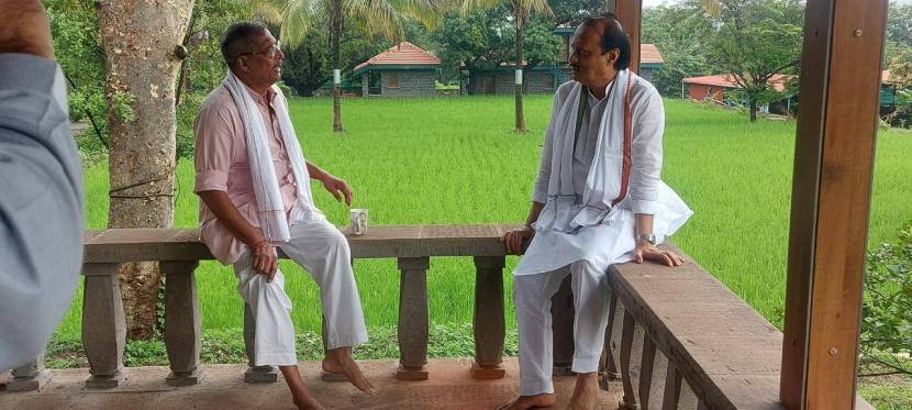 मी अजित पवारांना ५० वर्षांपासून ओळखतोय असंही नाना पाटेकर म्हणाले. दादा कार्यकर्ते होते, मी कधी बारामतीला गेलो तर माझी सगळी उठबस दादा पाहत होते, असं नाना पाटेकर म्हणाले. (फोटो - मल्हार पाटेकर)