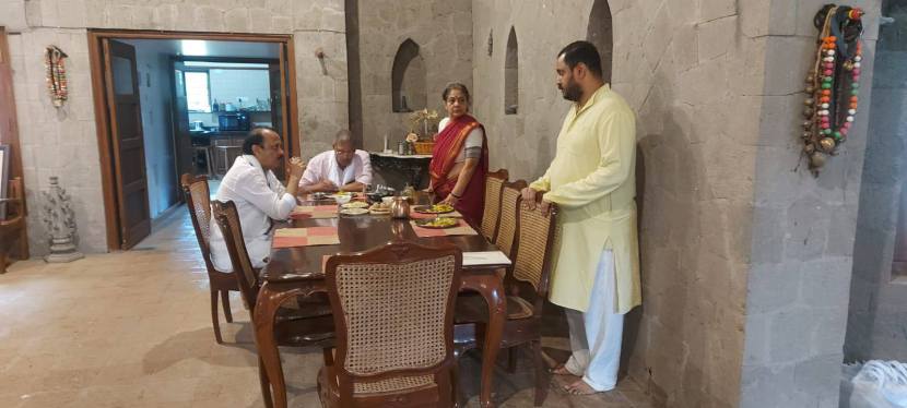 दरम्यान, यानिमित्ताने अजित पवार आणि नाना पाटेकर यांच्यातील ऋणानूबंध अवघ्या राज्यासमोर आला. पडद्यामागे आणि कॅमेऱ्याच्या पलीकडे या दोघांमध्ये चांगले वैयक्तिक संबंध होते. (फोटो - मल्हार पाटेकर)