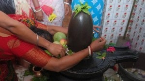 शिवलिंगावर बेलपत्र अर्पण करताना ‘हे’ नियम पाळताय का? जाणून घ्या बेलपत्राचे महत्त्व आणि पौराणिक कथा