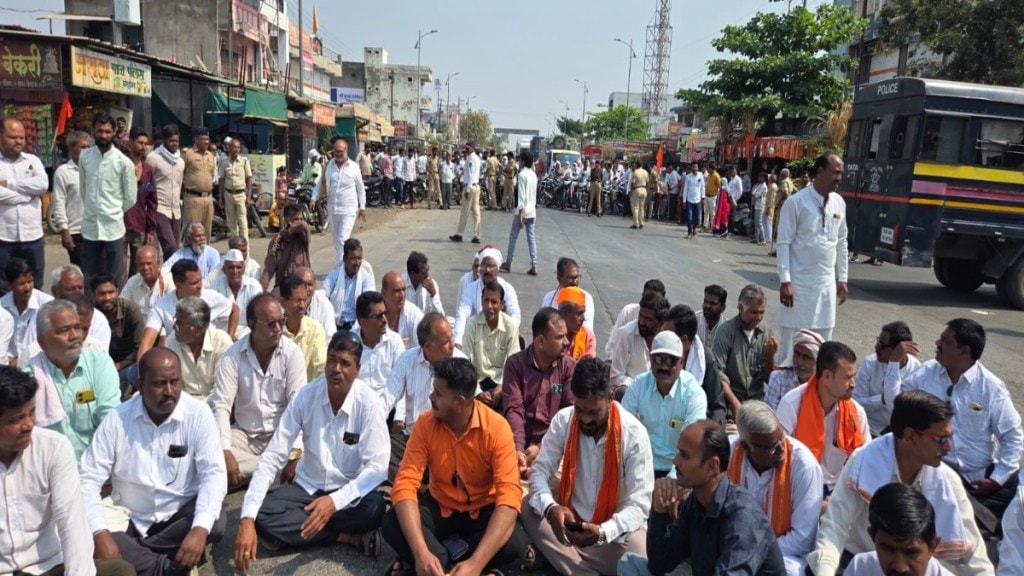 ShivSena UBT Akola Protest US Trade Deal Rasta Roko Farmers Issues Crop Insurance Compensation ShivSena UBT Akola Protest US Trade Deal Rasta Roko Farmers Issues Crop Insurance Compensation