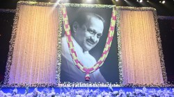 अजित पवारांची जम्बो शोकसभा; राज्यपाल ते कार्यकर्ता यांची उपस्थिती… वरळी डोम मध्ये कोण रडले? कोण काय म्हणाले?