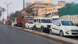 dindori traffic jam nashik industrial workers suffer citizen issues mns manoj dhikale protest