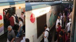 Western Railway AC Local : गर्दीने भरलेल्या एसी लोकलमुळे नागरिकांची गैरसोय; दररोज १० ते १५ मिनिटांचा उशीर…