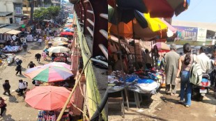 dombivli railway station hawkers encroachment menace dr roth road kdmc commissioner action suspension