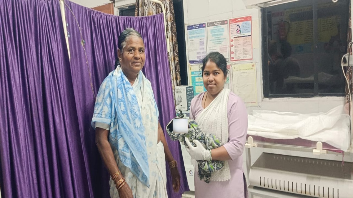 yeola highway roadside delivery by medical team nashik doctors emergency saves mother newborn savargaon phc