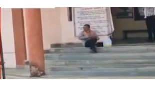 Bhandara Farmer Suicide Attempt Bhumi Abhilekh Office | भंडारा शेतकरी आत्मदहन प्रयत्न भूमी अभिलेख कार्यालय मोहाडी