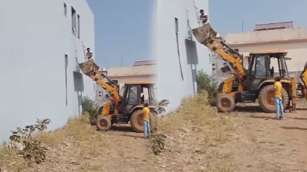 Two siblings safely rescued after getting stuck in a window at Bhandara.