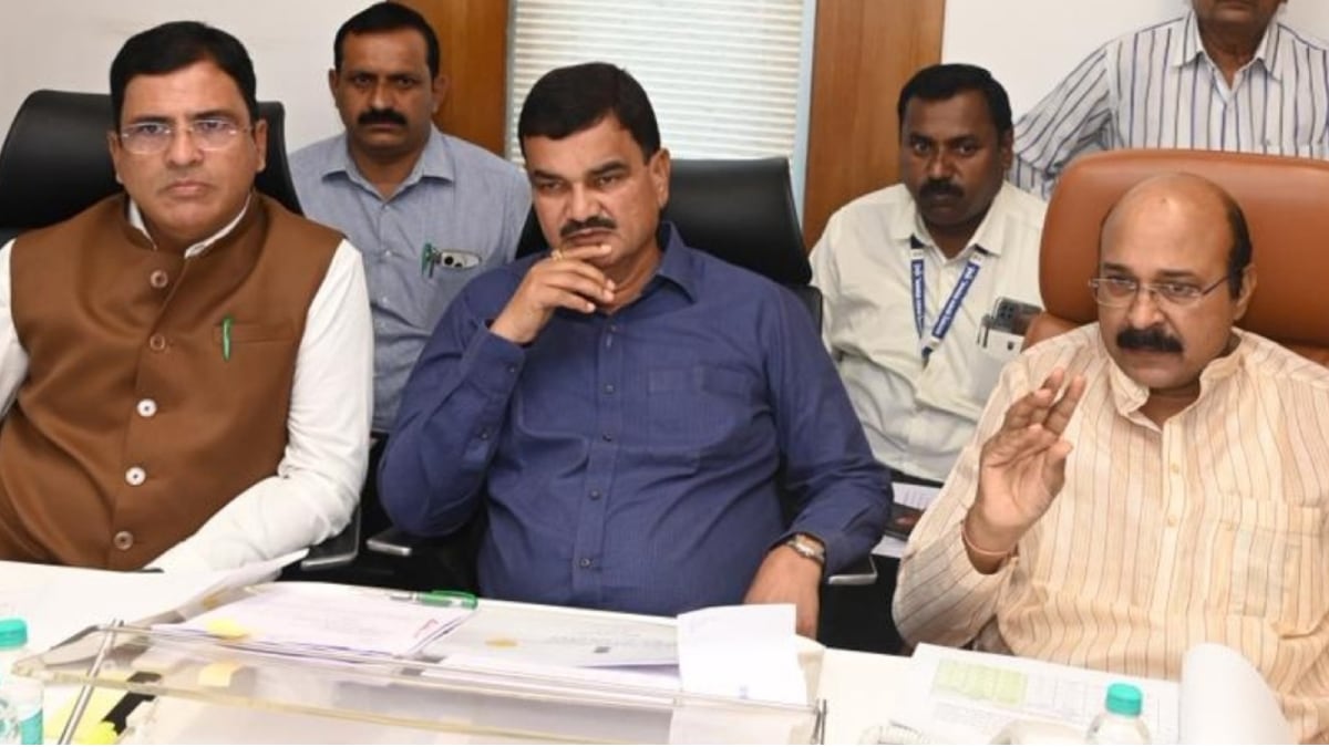 Dattatray Bharane chairs seed testing and fertilizer planning meeting in Mumbai.