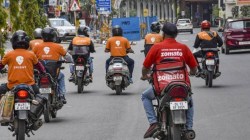 सलमान खानचा दिल्ली पोलिसांना फोन, “रस्त्यावर एका माणसाला मारहाण होते आहे आणि लोक फक्त…”