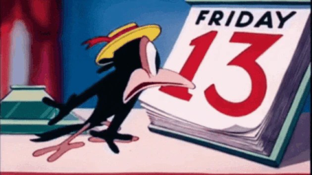 चित्रपट, पुस्तके आणि टेलिव्हिजनने अंधश्रद्धा वाढवली आहे. फ्रायडे द १३ व्या हॉरर फिल्म फ्रँचायझीने या तारखेला भीतीचे प्रतीक बनवण्यात मोठी भूमिका बजावली. (स्रोत: विकिमीडिया कॉमन्स द्वारे छायाचित्र)