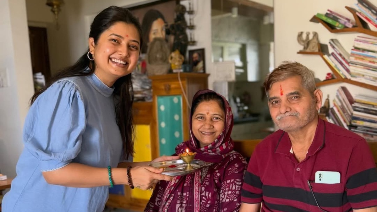 Prajaktta Mali parents anniversary