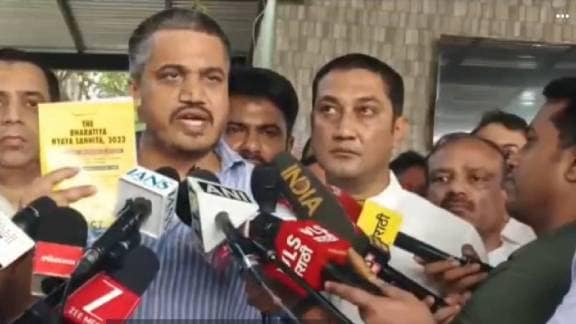 Rohit Pawar at Marine Drive Police Station | Rohit Pawar FIR Statement Marathi News | रोहित पवार मरीन ड्राइव्ह पोलीस स्टेशन | रोहित पवार गुन्हा दाखल अपडेट