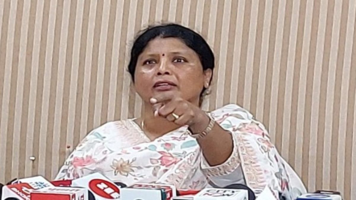 sushma-andhare-slams-devendra-fadnavis-over-mumbai-mayor-ritu-tawde-bangladeshi-remark