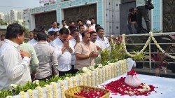 अजितदादांचे अस्थिकलशाचे दर्शन घेताना कार्यकर्त्यांना अश्रू अनावर