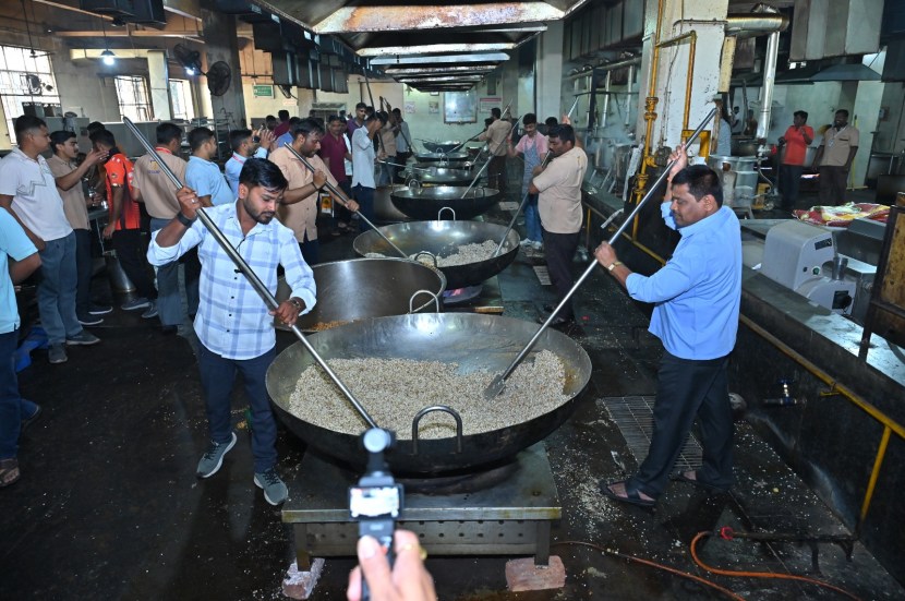 मात्र, आषाढी एकादशी आणि महाशिवरात्रीदिनी उपवासानिमित्त विशेष साबुदाण्याची खिचडी आणि झिरक्याचा प्रसाद देण्याची प्रथा आहे.