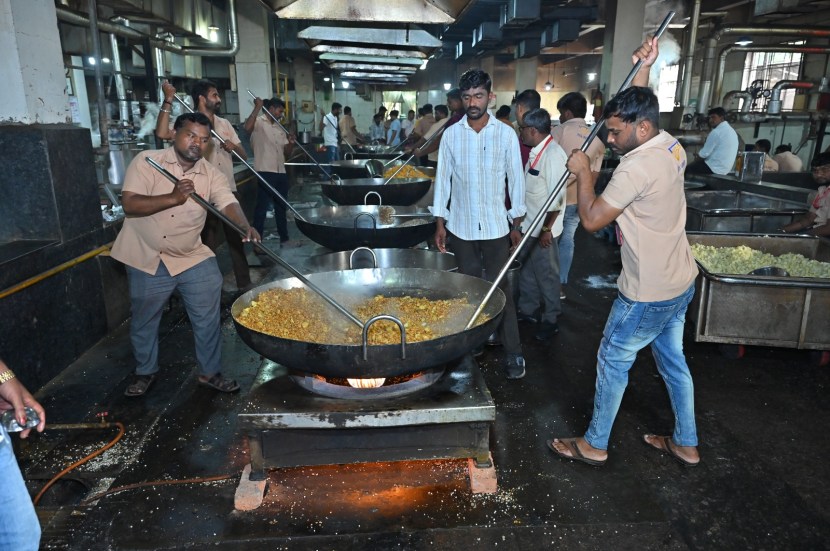 शिर्डीतील साई संस्थानतर्फे चालवल्या जाणार्या प्रसादालयात नियमित प्रसाद वाटप सुरू असते. रोज दोन भाजी, चपाती आणि वरण-भात असा प्रसाद दिला जातो.