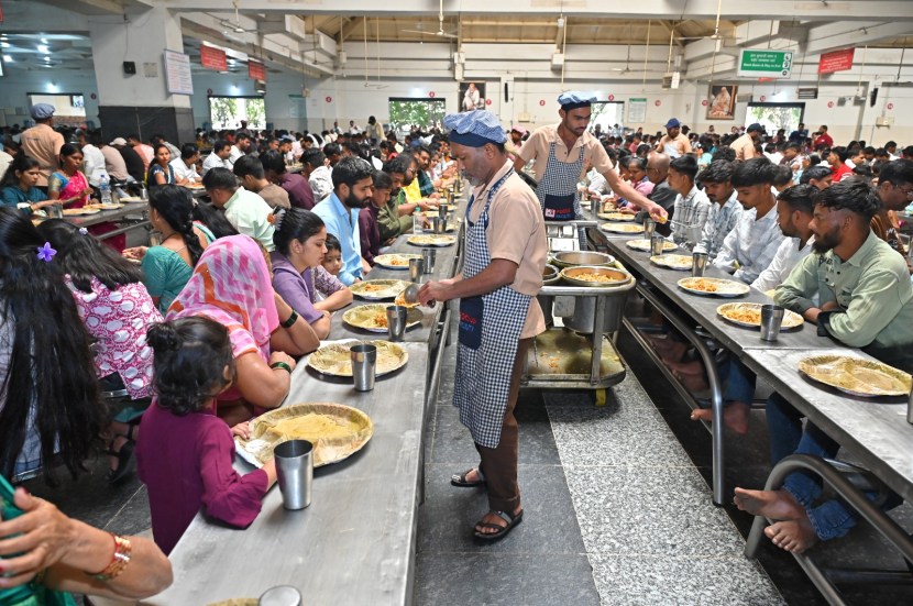 या सर्व साहित्यापासून एकूण १३ हजार किलो महाप्रसाद तयार करण्यात आला असून भाविक मोठ्या भक्तिभावानं आस्वाद घेत आहेत.