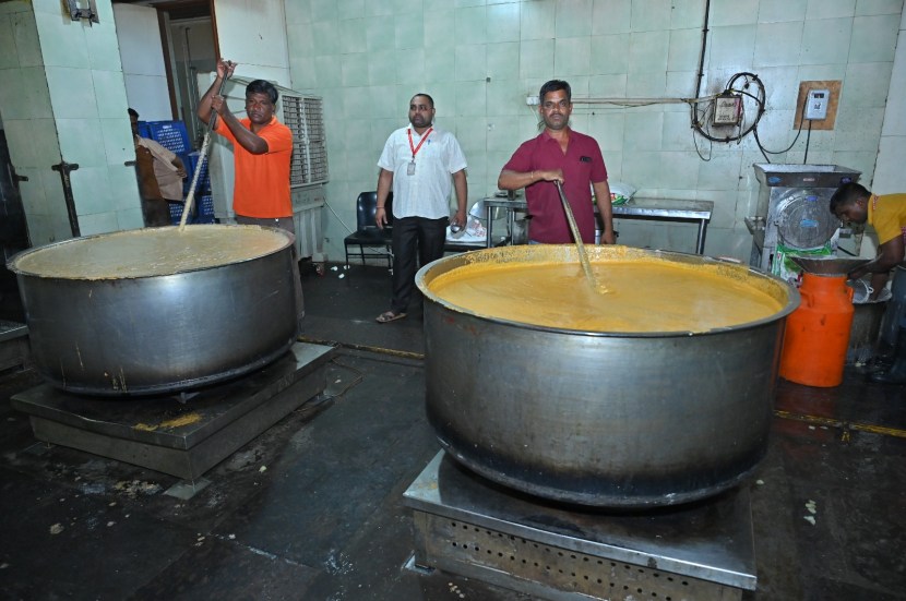 याकरीता सुमारे ५५ पोते शाबुदाणा, ४००० किलो शेंगदाणे, ७०० किलो शेंगदाणा तेल व २००० किलो बटाटा वापरण्‍यात आले.