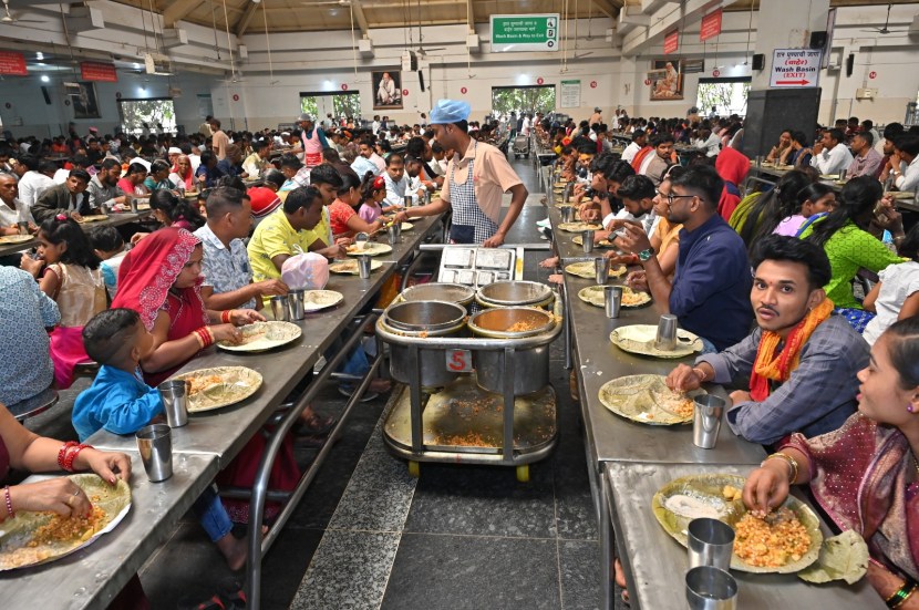 तसेच महाशिवरात्री निमित्त संस्‍थानच्‍या श्री साईप्रसादालयात अंदाजे ६० ते ६५ हजार साईभक्‍त मोफत प्रसादरुपी शाबुदाणा खिचडीचा लाभ घेतील असे नियोजन करण्‍यात आले आहे.