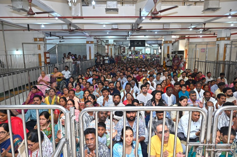 यानंतर श्रींचे मंगलस्‍नान होऊन शिर्डी माझे पंढरपूर आरती गायन झाले.