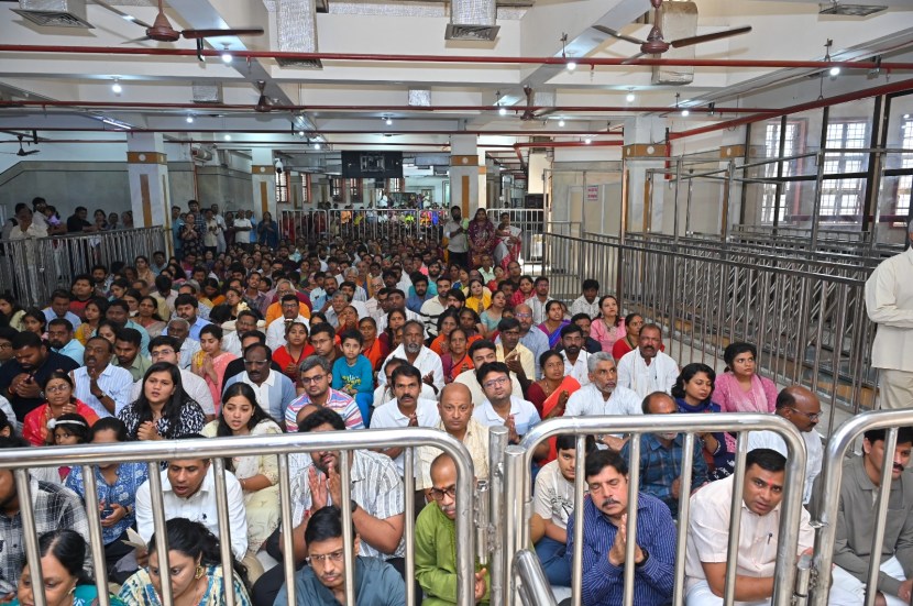 महाशिवरात्रीनिमित्त शिर्डीतील श्री साईबाब संस्थान विश्वस्थ व्यवस्थेच्या वतीने यंदाही काकडी आरती संपन्न झाली. तसंच, विविध कार्यक्रमामुळे आज शिर्डीत गर्दी झाली होती.