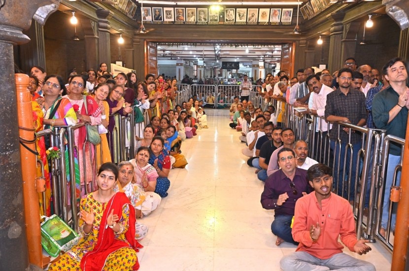 महाशिवरात्रीनिमित्त आज शिर्डीत भक्तांची मांदियाळी जमा झाली होती. यावेळी भाविकांसाठी खिचडीच्या महाप्रसादाची सोय करण्यात आली होती. तसंच, विविध धार्मिक कार्यक्रमही पार पडले. (सर्व फोटो - RNO)