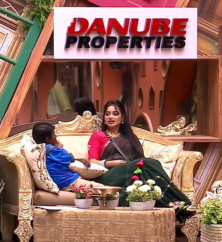 Bigg Boss Marathi Season 6 Tanvi Kolte traditional Maharashtrian look