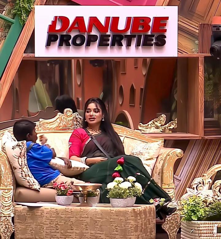 Bigg Boss Marathi Season 6 Tanvi Kolte traditional Maharashtrian look