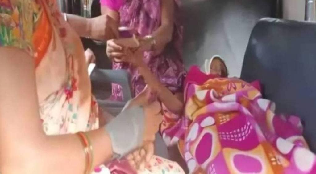 Bank of Maharashtra Gadchiroli Porla branch negligence | गडचिरोली बँक ऑफ महाराष्ट्र कोमातील वृद्ध महिला रुग्ण Bank of Maharashtra Gadchiroli Porla branch negligence | गडचिरोली बँक ऑफ महाराष्ट्र कोमातील वृद्ध महिला रुग्ण