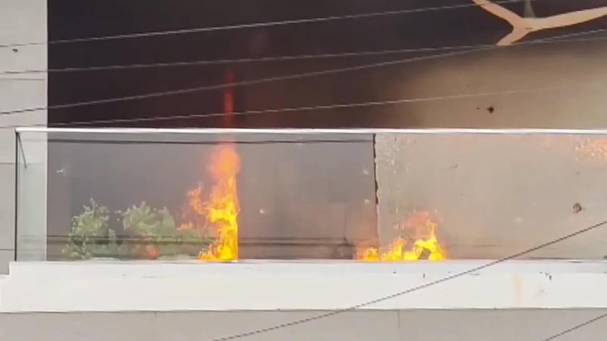 YSRCP-leader-Jogi-Ramesh-house-set-on-fire-violence