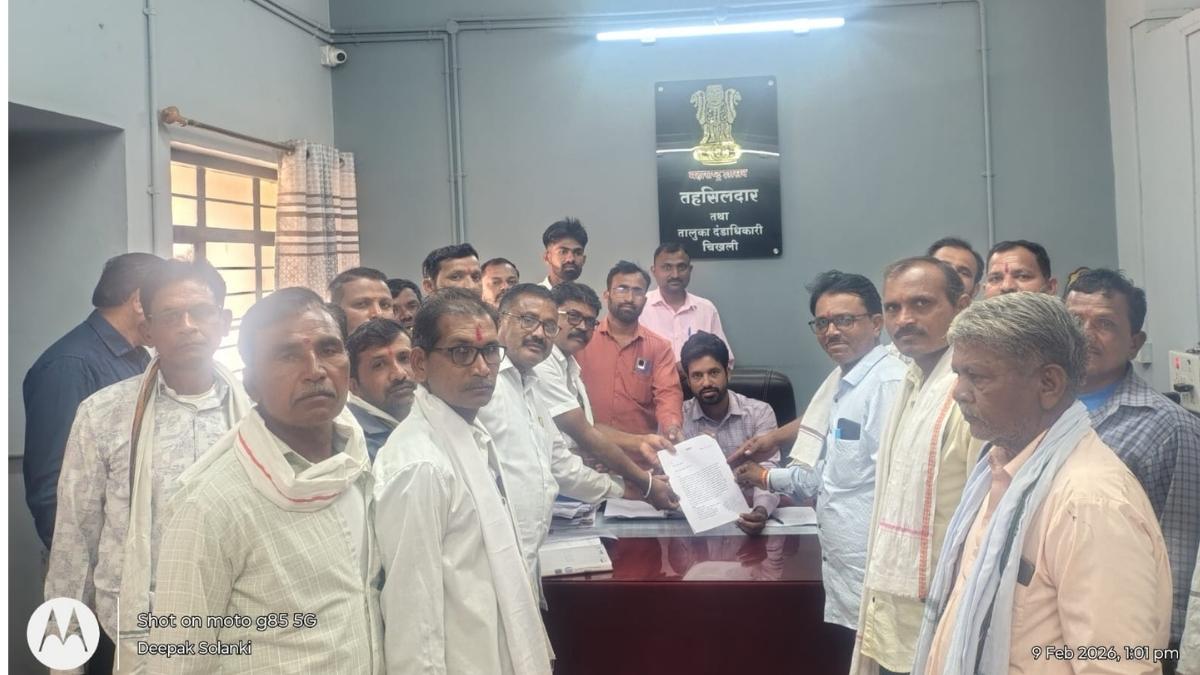 Farmers protest demanding bridge over Savtri river