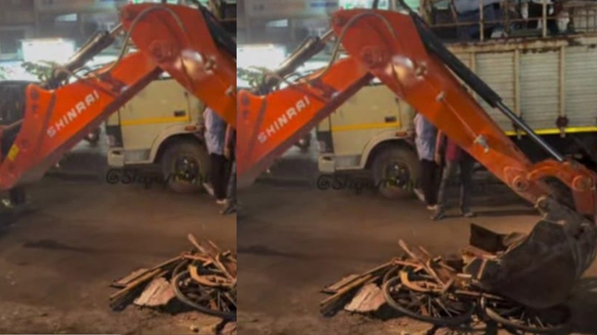 MBMC action against illegal hawkers outside Mira Road railway station.