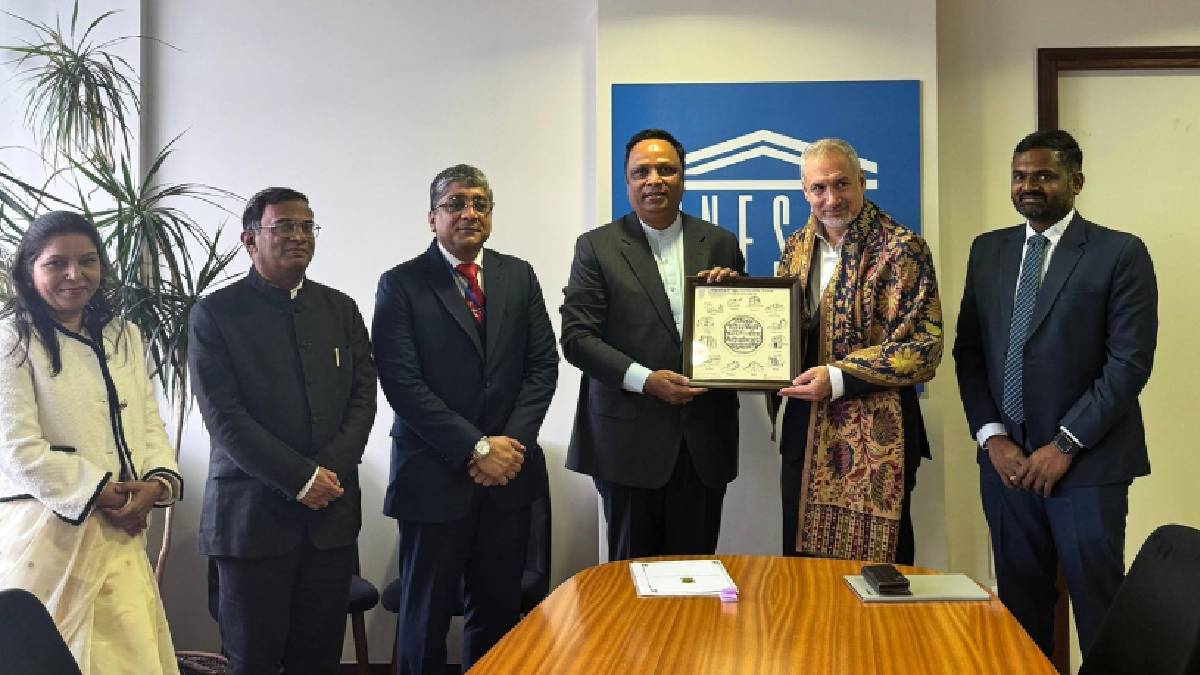Cultural Affairs Minister Ashish Shelar accepted the World Heritage Certificate