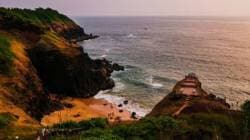 कशेळीच्या ‘देवघळी बीच’ विकासाला ब्रेक! २५ लाखांचा निधी मंजूर… तरी कामे ठप्प; ग्रामस्थांचा ‘पाण्यात बसून उपोषण’चा इशारा