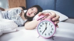 कितीही दमलो तरी रात्री झोपचं येत नाही; मग झोपण्यापूर्वी ‘या’ ४ गोष्टी नक्की करा; शांत आणि गाढ लागेल झोप…