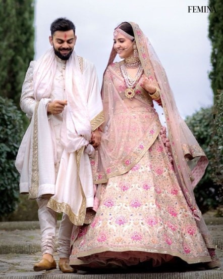 बॉलीवूड मधील अभिनेत्री भडक रंगाच्या लेहेंग्यांना पसंती देत असताना त्याचवेळी अनुष्का शर्माने मात्र पेस्टल रंगाला पसंती देत तिच्या लग्नामध्ये बेबी पिंक कलरचा साब्यसाची या ब्रँडचा लेहेंगा परिधान केला होता. ज्याची किंमत ३० लाख रुपये असल्याचं म्हटलं जातं.