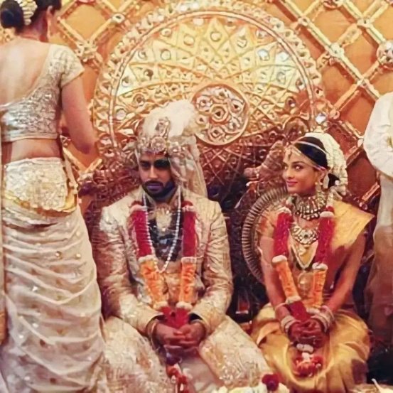 सुरुवात करूयात ऐश्वर्या रायच्या लग्नातील लूकपासून. ऐश्वर्याने अभिषेक बच्चनसह पारंपारिक पद्धतीने लग्न केलं होतं. लग्नात तिने दाक्षिणात्य पद्धतीची जवळपास ७५ लाखांची कांजीवरम साडी नेसल्याचं म्हटलं जातं.