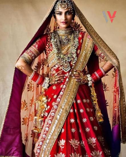 सोनम कपूर - सोनम कपूरच्या लुक्सची नेहमीच चर्चा होत असते. अभिनेत्रीनेसुद्धा तिच्या लग्नामध्ये पारंपरिक लूक केला होता. तिने लाल रंगाचा लेहेंगा परिधान केला होता ज्याची किंमत ७० लाख रूपये असल्याचं म्हटलं जातं.