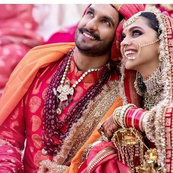 दीपिका पादुकोण बॉलीवूडमधील सर्वाधिक मानधन घेणाऱ्या अभिनेत्रींपैकी एक आहे. परंतु, दीपिकाने तिच्या लग्नामध्ये इतर अभिनेत्रींच्या तुलनेत स्वस्त लेहेंगा खरेदी केला होता. तिने लाल भडक रंगाचा १२ लाखांचा लेहेंगा तिच्या लग्नात परिधान केला होता. रणवीर सिंह व दीपिका यांनी इटलीमध्ये लग्न केलं होतं.